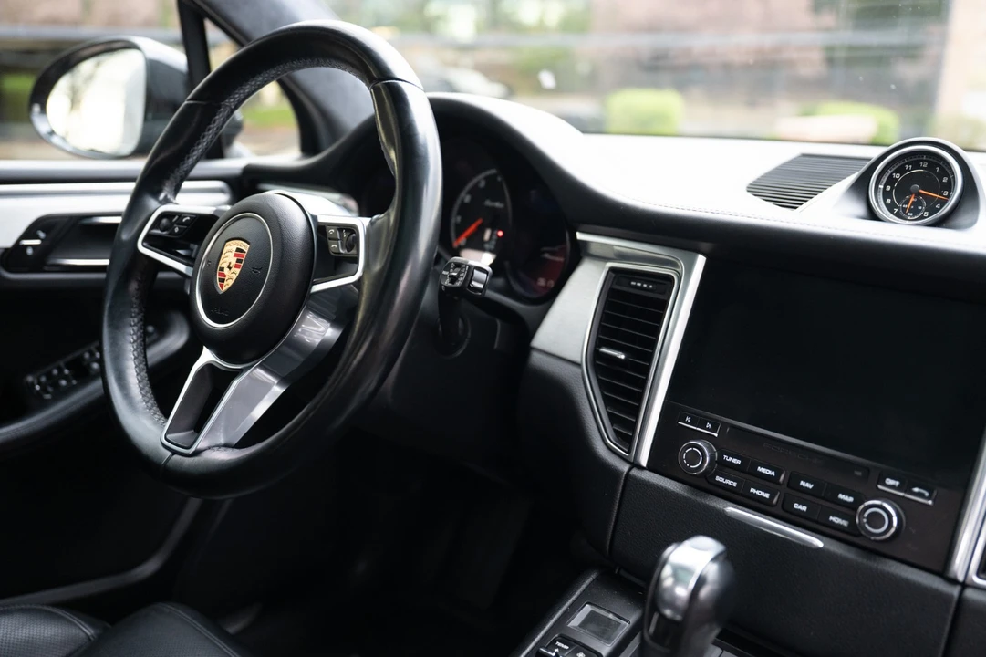 2017 Porsche Macan Turbo - Image 27 of 31