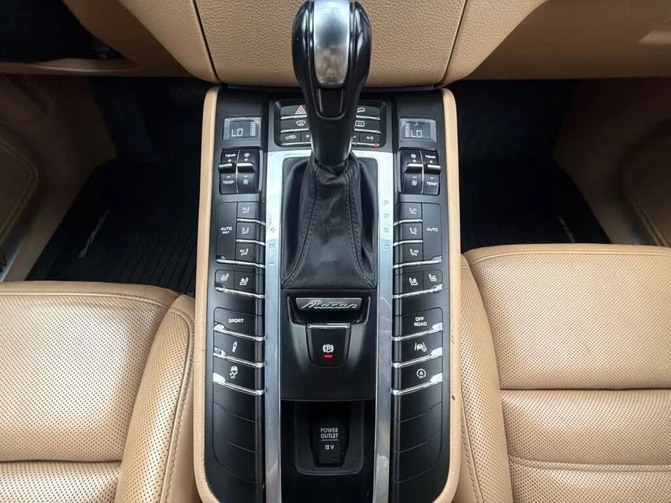 2017 Porsche Macan Turbo - Image 15 of 20