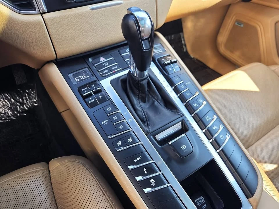 2017 Porsche Macan Turbo - Image 18 of 20
