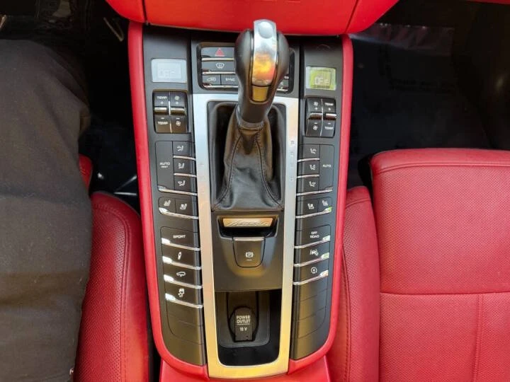 2017 Porsche Macan Turbo - Image 16 of 20