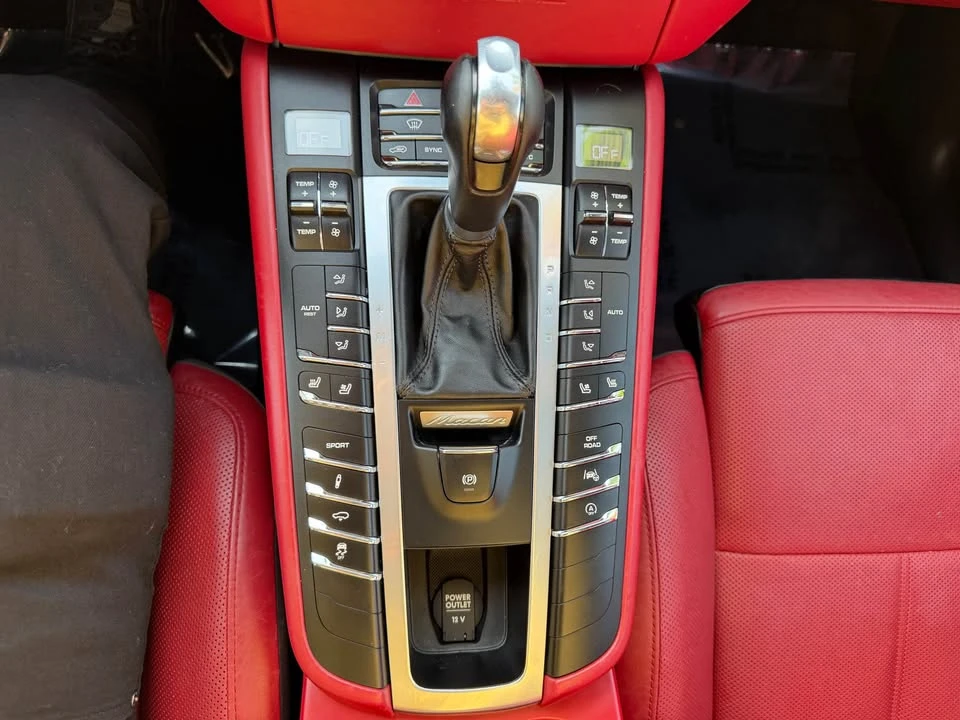 2017 Porsche Macan Turbo - Image 16 of 20