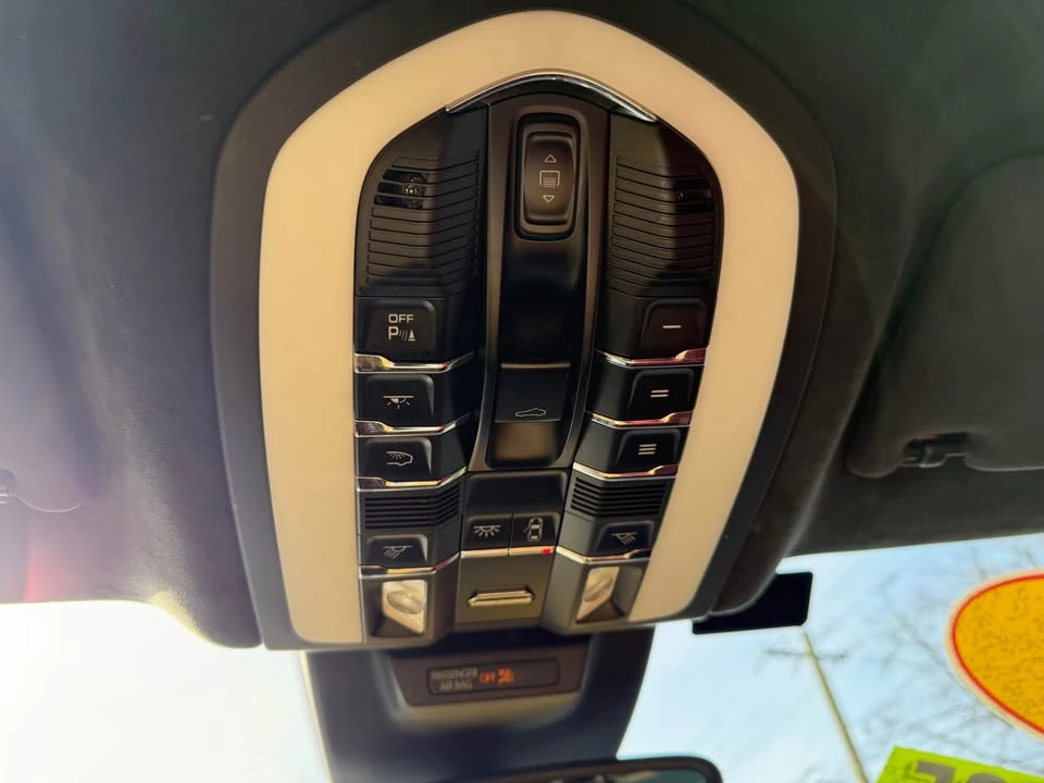 2017 Porsche Macan Turbo - Image 18 of 20
