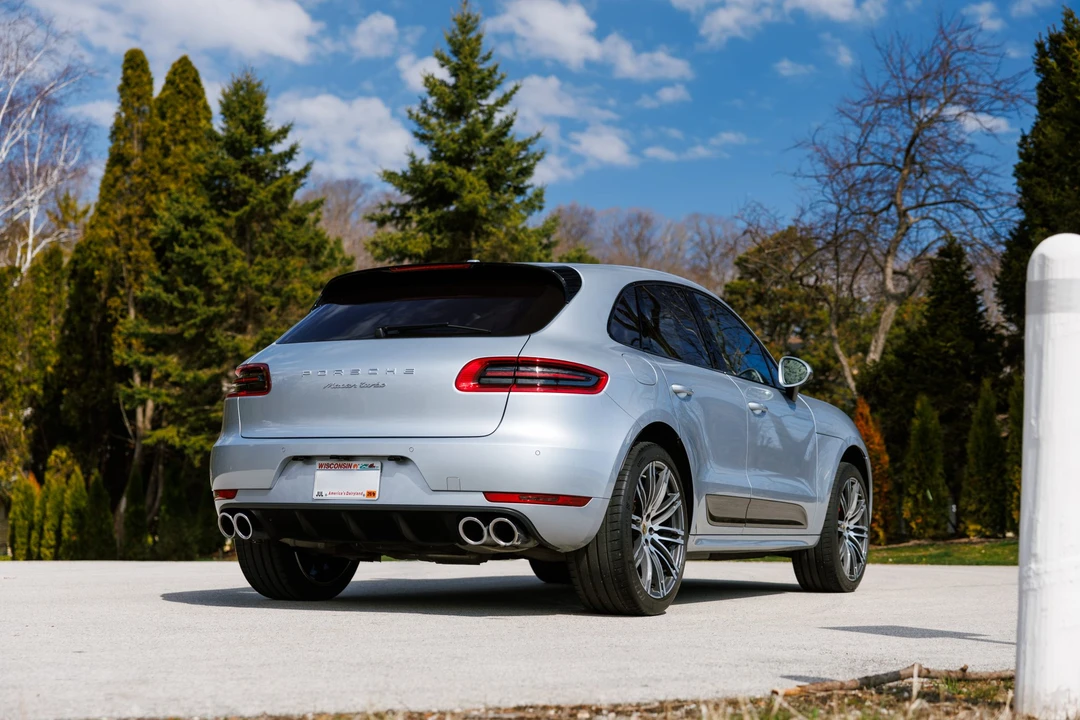 2017 Porsche Macan Turbo - Image 24 of 31
