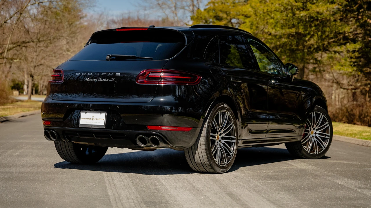2017 Porsche Macan Turbo - Image 17 of 31