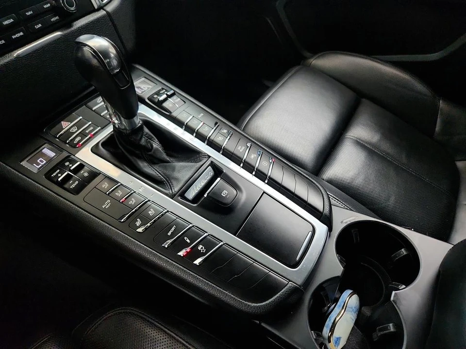 2017 Porsche Macan Turbo - Image 18 of 31