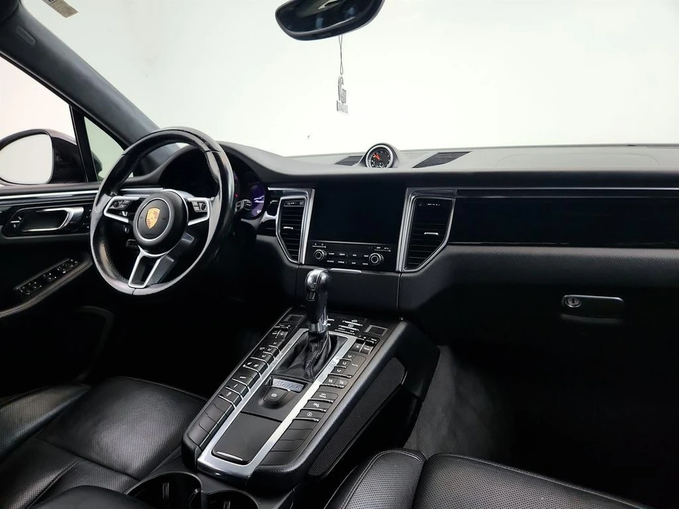 2017 Porsche Macan Turbo - Image 25 of 31