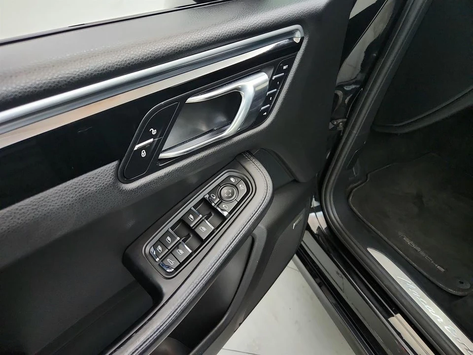 2017 Porsche Macan Turbo - Image 21 of 31