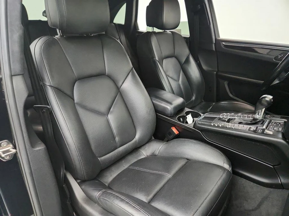 2017 Porsche Macan Turbo - Image 26 of 31