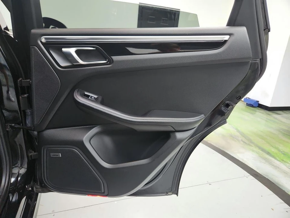 2017 Porsche Macan Turbo - Image 29 of 31