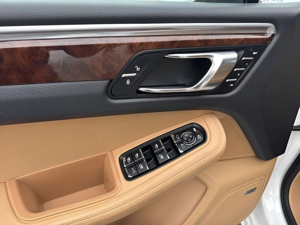 2017 Porsche Macan Turbo - Image 30 of 31