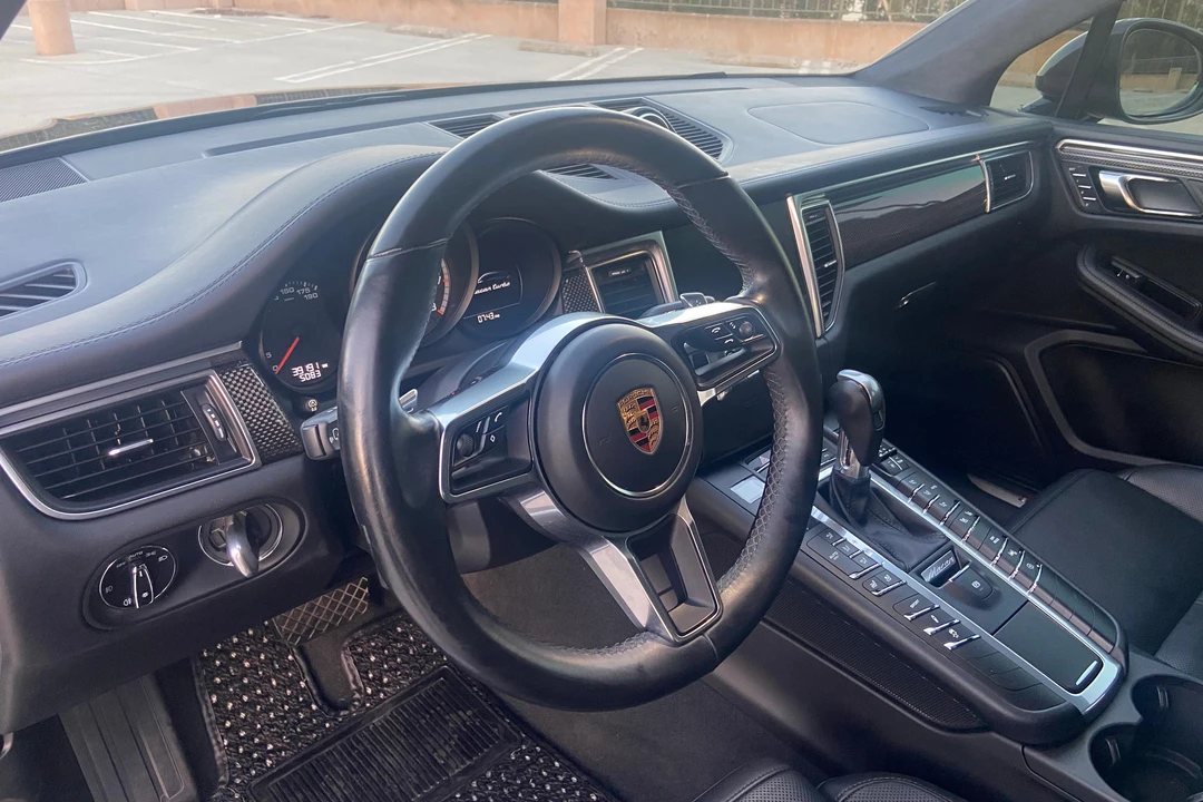 2017 Porsche Macan Turbo - Image 26 of 31