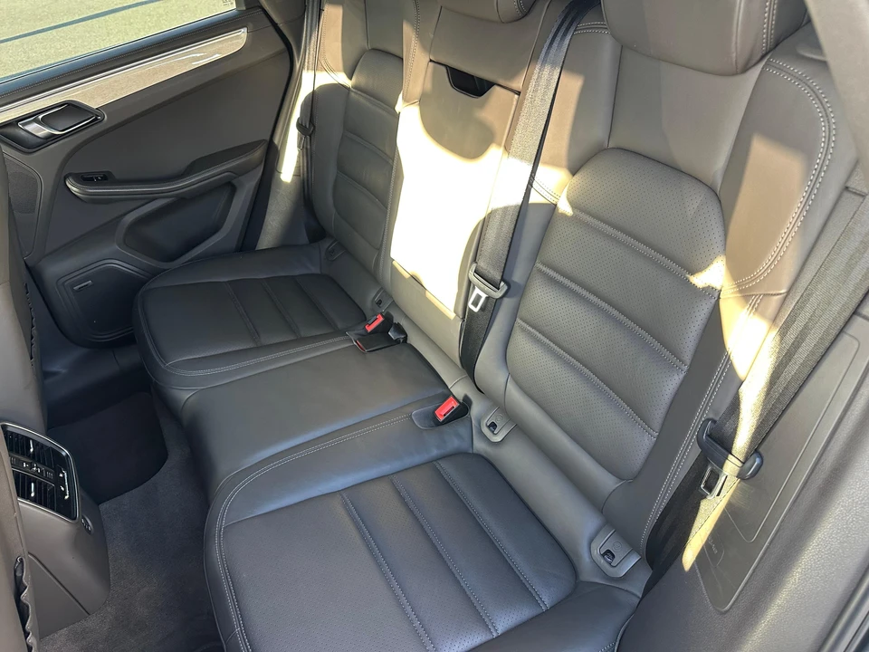 2017 Porsche Macan Turbo - Image 27 of 31