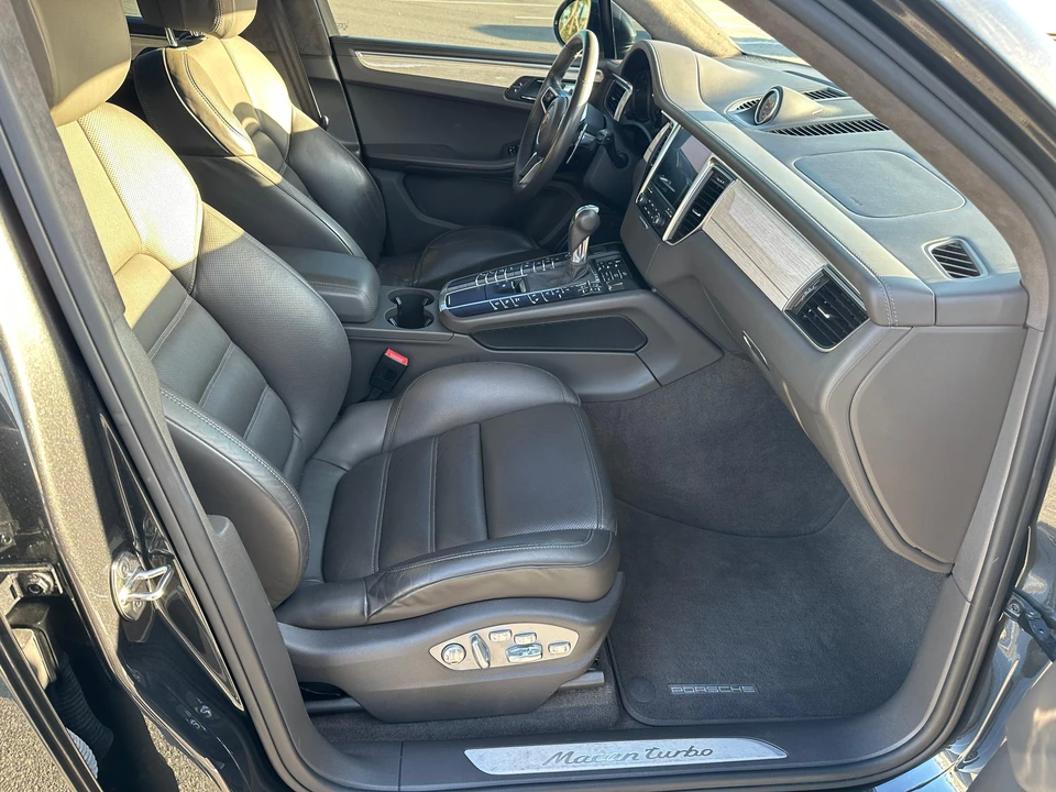 2017 Porsche Macan Turbo - Image 25 of 31