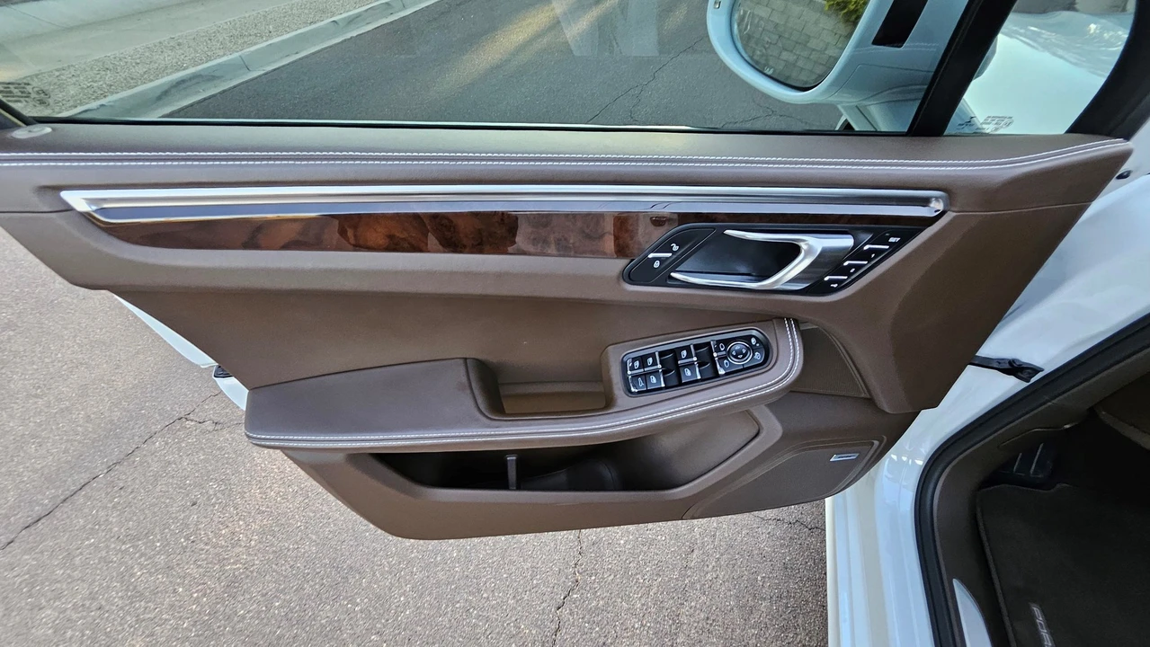 2017 Porsche Macan Turbo - Image 9 of 22