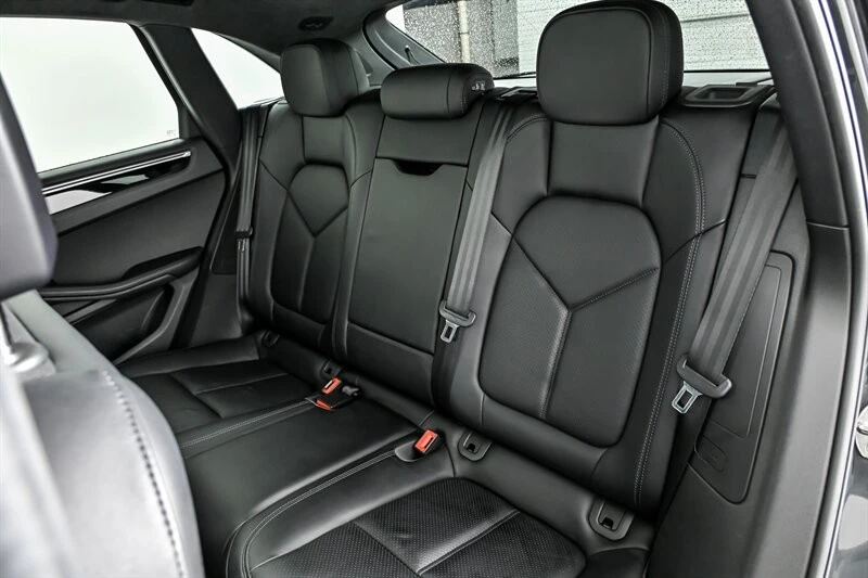 2017 Porsche Macan Turbo - Image 24 of 31