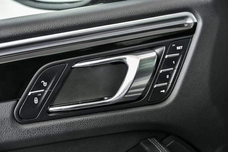 2017 Porsche Macan Turbo - Image 18 of 31