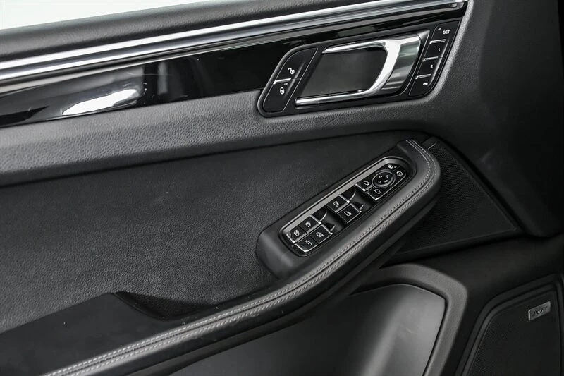 2017 Porsche Macan Turbo - Image 17 of 31
