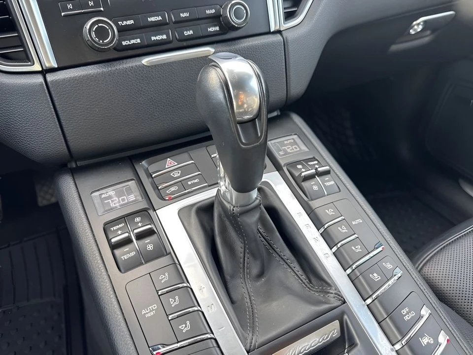 2017 Porsche Macan Turbo - Image 19 of 21