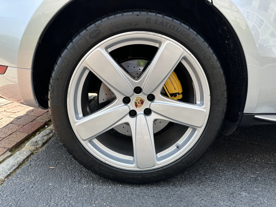 2017 Porsche Macan Turbo - Image 19 of 27