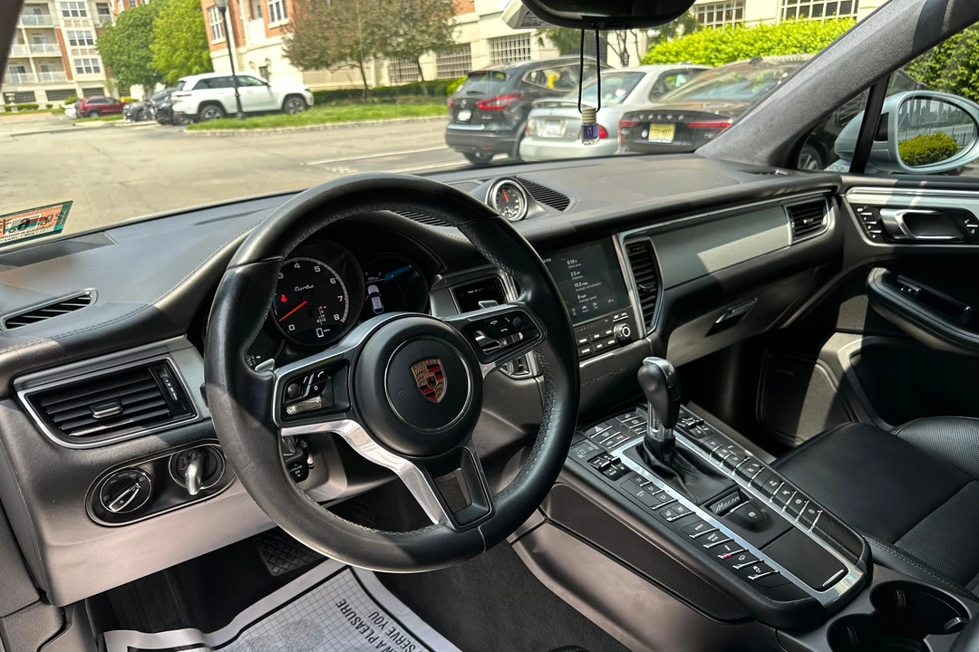 2017 Porsche Macan Turbo - Image 21 of 27