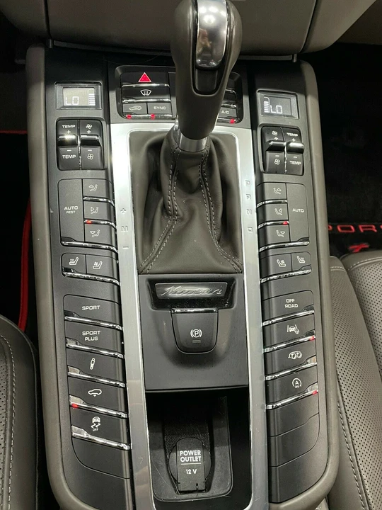 2017 Porsche Macan Turbo - Image 5 of 8