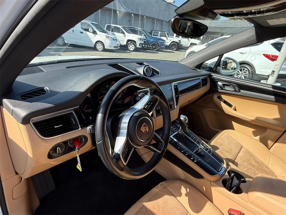 2017 Porsche Macan - Image 10 of 29