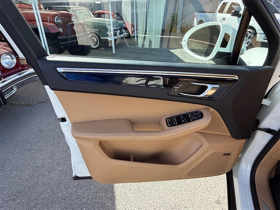 2017 Porsche Macan - Image 11 of 29