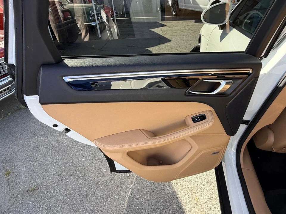 2017 Porsche Macan - Image 14 of 29