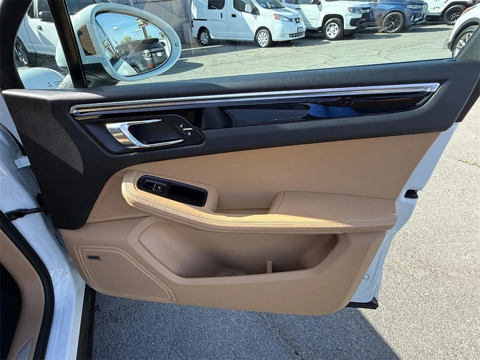 2017 Porsche Macan - Image 18 of 29