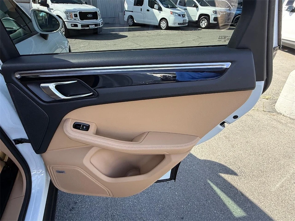 2017 Porsche Macan - Image 21 of 29