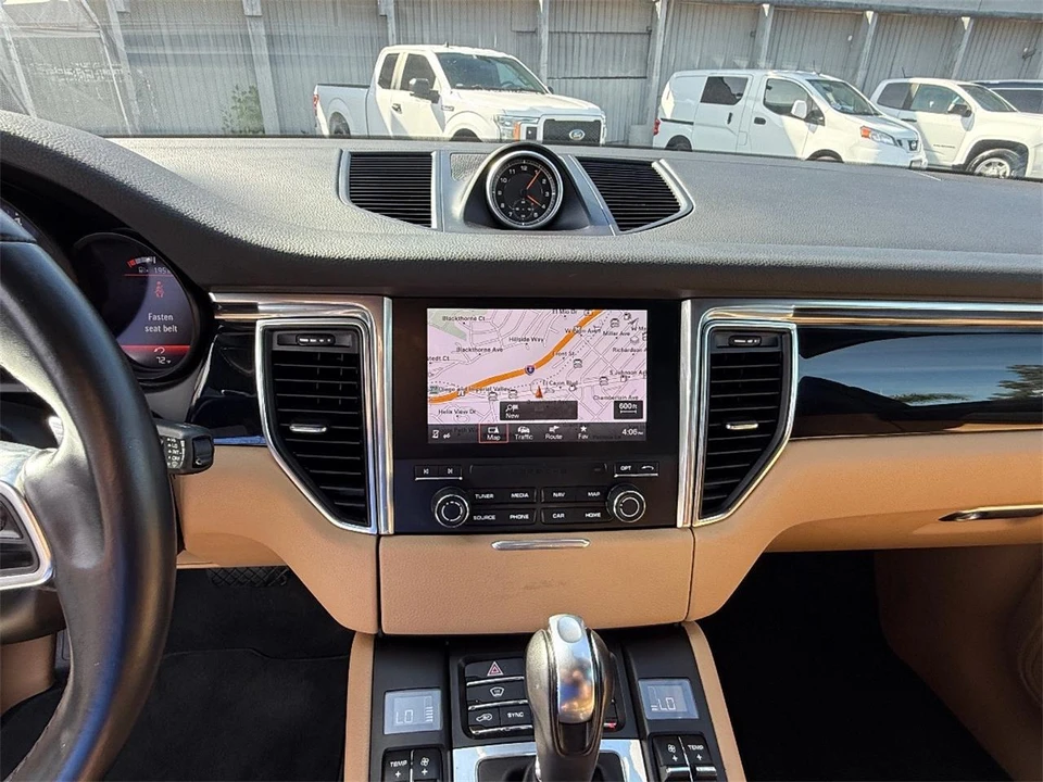 2017 Porsche Macan - Image 25 of 29