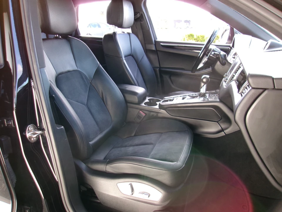 2017 Porsche Macan - Image 16 of 21