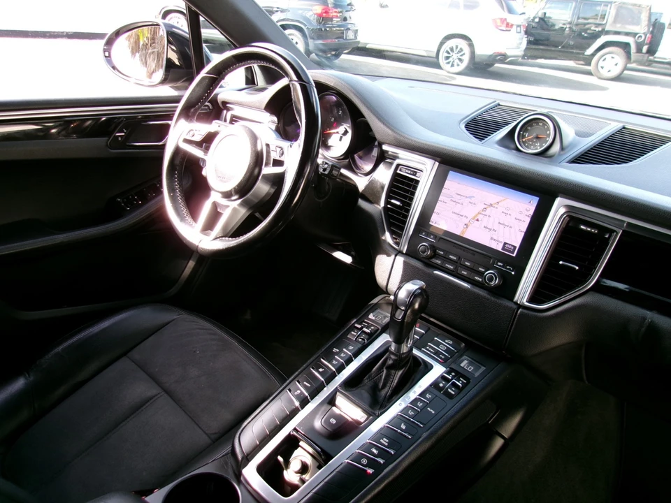 2017 Porsche Macan - Image 18 of 21