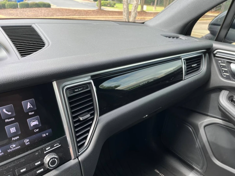 2017 Porsche Macan - Image 18 of 24