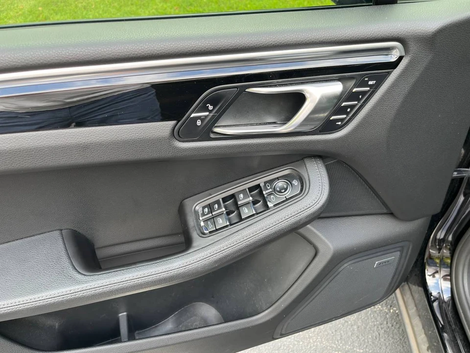2017 Porsche Macan - Image 19 of 24