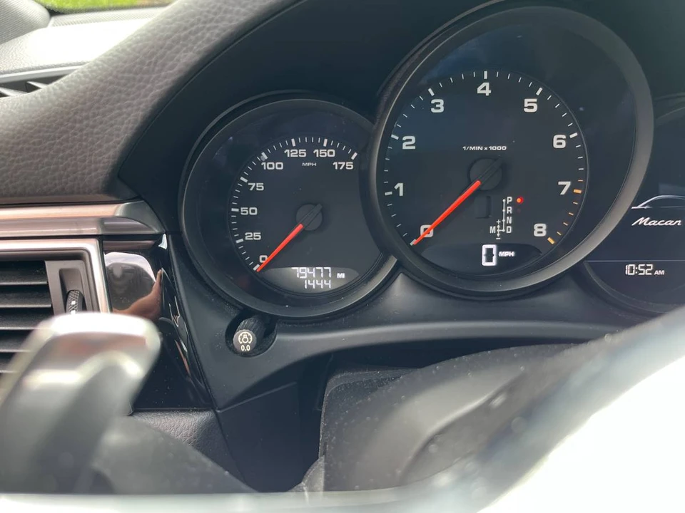 2017 Porsche Macan - Image 17 of 24