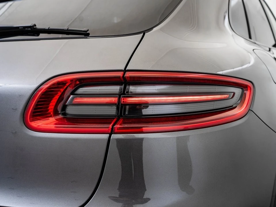 2017 Porsche Macan - Image 17 of 21