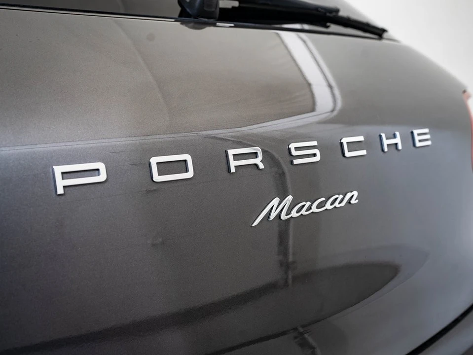 2017 Porsche Macan - Image 18 of 21