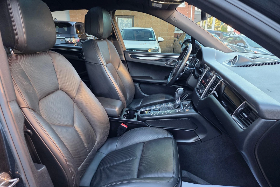 2017 Porsche Macan - Image 26 of 31