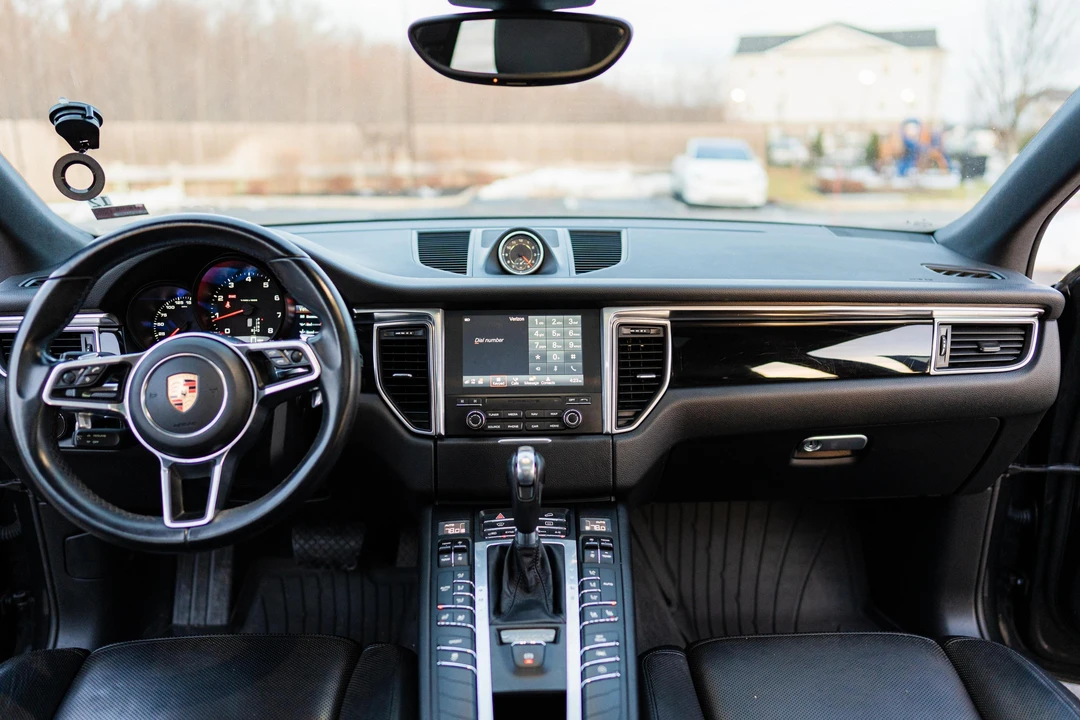 2017 Porsche Macan - Image 25 of 31
