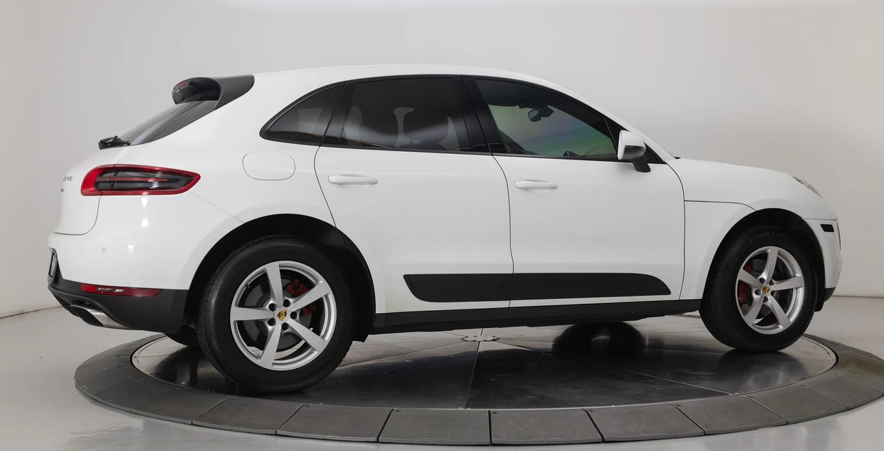 2017 Porsche Macan - Image 19 of 31