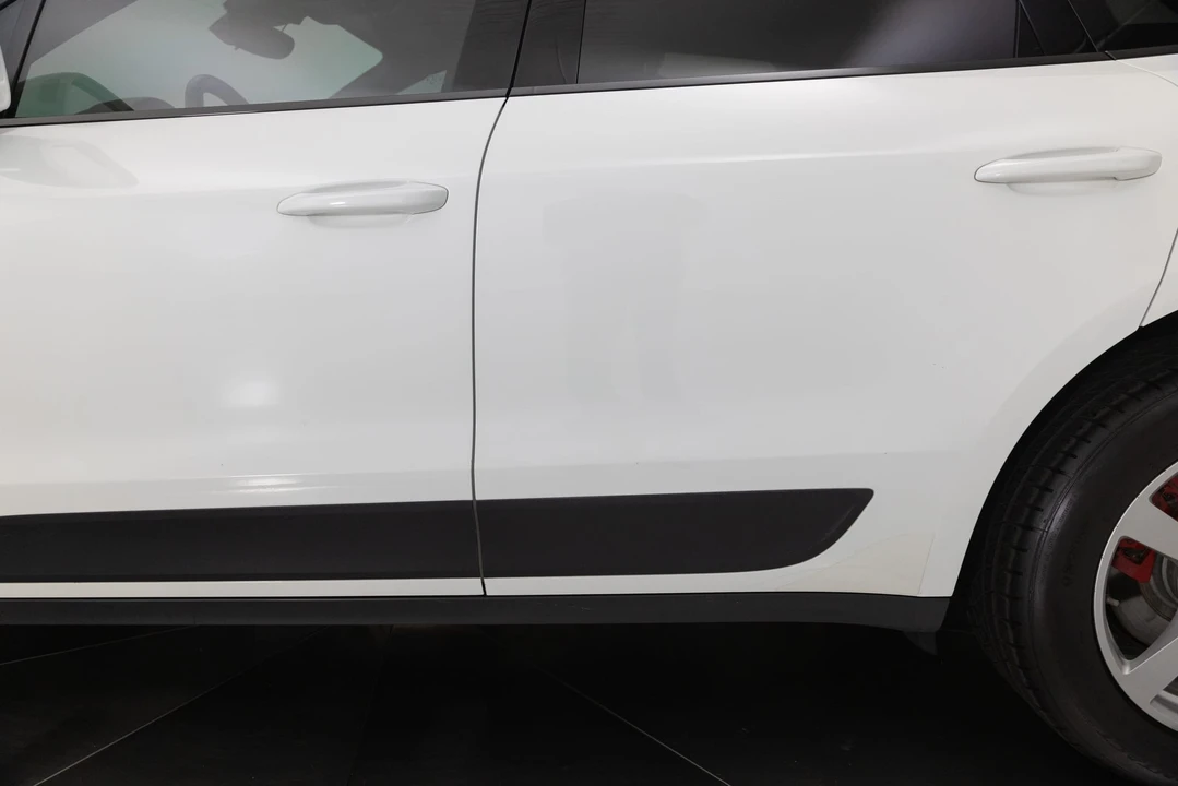 2017 Porsche Macan - Image 30 of 31