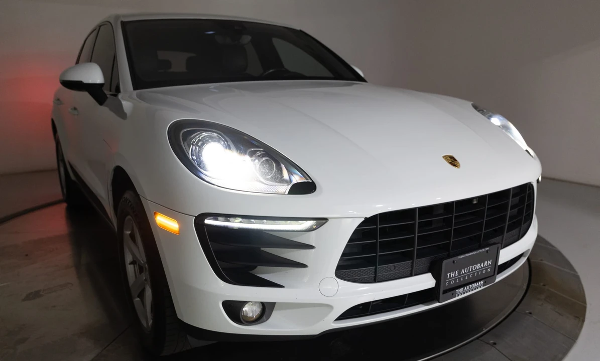 2017 Porsche Macan - Image 25 of 31