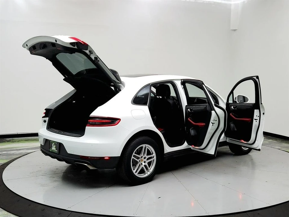2017 Porsche Macan - Image 8 of 12
