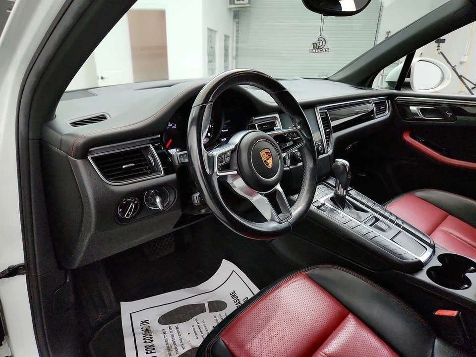 2017 Porsche Macan - Image 9 of 12
