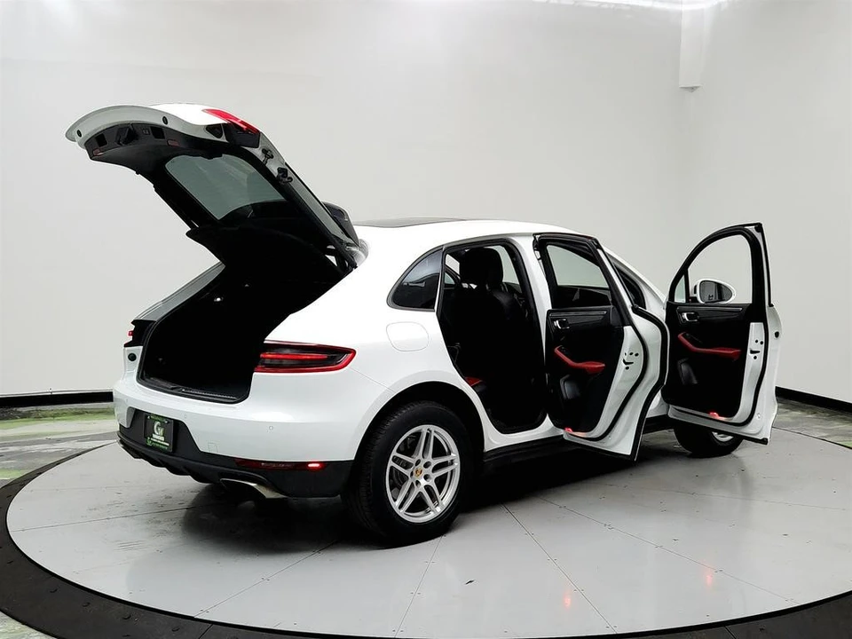 2017 Porsche Macan - Image 11 of 12