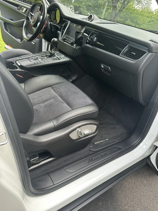 2017 Porsche Macan - Image 7 of 10