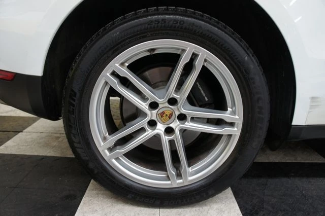2017 Porsche Macan - Image 18 of 31