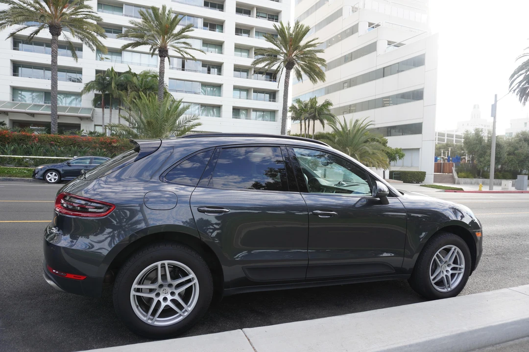 2017 Porsche Macan - Image 18 of 31
