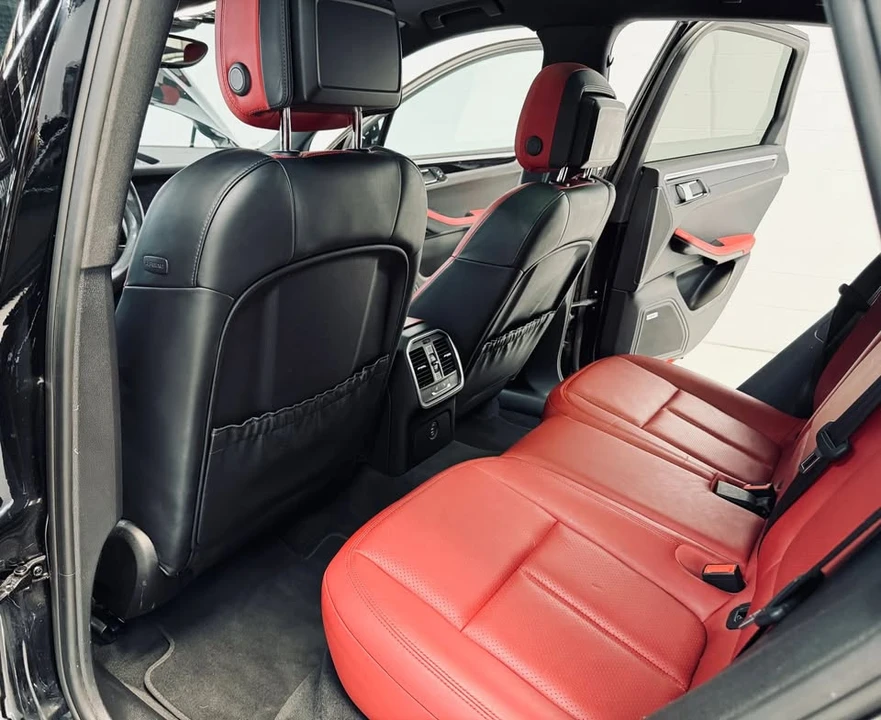 2017 Porsche Macan - Image 16 of 19